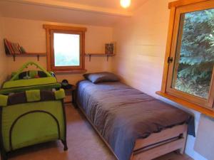 una camera con letto e finestra di Le gîte du Männele - Into my Hardt a Dabo