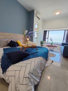 ein Schlafzimmer mit einem großen Bett und einem Tisch darauf in der Unterkunft Imperio Homestay Private Bathtub-FreeParking & Wifi in Malakka