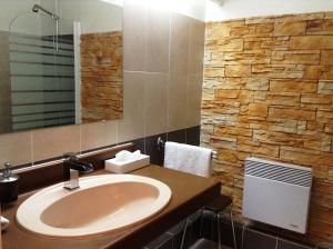 Ένα μπάνιο στο Logis Hôtels - Hôtel et Restaurant Les Cordeliers +20 φωτογραφίες