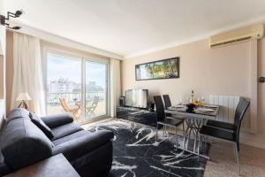 a living room with a couch and a table at Vue mer Plage Catalans Vieux Port Clim - 2 chambres in Marseille