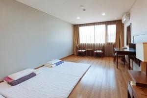 Postel nebo postele na pokoji v ubytování Damyang Spa and Tourist Hotel
