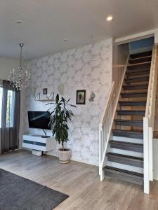 una sala de estar con escaleras y una maceta en Taivalviiri, en Taivalkoski