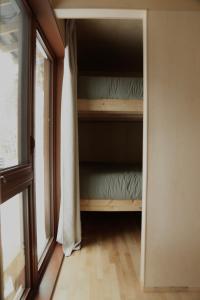 拉图克Chalet Mauricie, La Tuque的衣柜,窗户旁有一张床