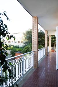 een balkon van een huis met een witte leuning bij AURELIA LORIS HOUSE in Rome