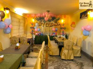 uma sala de jantar com mesas, cadeiras e balões em Chef House Resort em Kathmandu