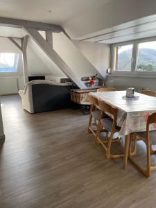 - une salle à manger avec une table et des chaises dans l'établissement Gîte spacieux, lumineux et très cosy, à Lautenbach