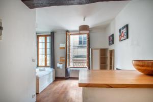 - une cuisine avec un comptoir en bois dans l'établissement Studio au cœur du Marais - II, à Paris