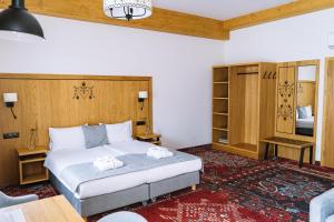 a hotel room with a bed and a mirror at Hotel Maria & Spa in Szczawnica