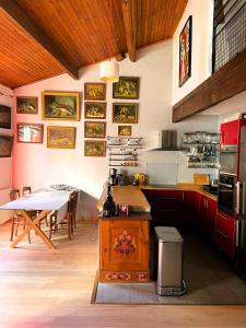 cocina con mesa y comedor en Entre théâtre et Rhône, 87 m2 terrasse clim wifi Arles Camargue en Arles