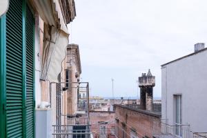 vista sulla città da un edificio con torre dell'orologio di Appartamento Rosetta by Wonderful Italy a Bisceglie