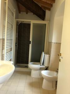 A bathroom at Poggio Savelli Még 36 kép