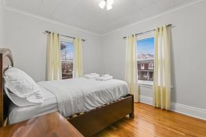 Ένα ή περισσότερα κρεβάτια σε δωμάτιο στο Enchanting Echoes: Oasis Near the Falls +24 φωτογραφίες