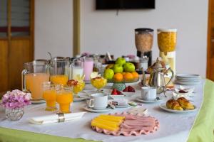 una mesa con comida, bebidas y fruta. en Hotel San Carlos en General Juan Madariaga