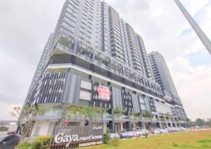 ein hohes Gebäude mit davor geparkt in der Unterkunft Cozy Ensuite, 1-4 Pax - GA6 in Shah Alam