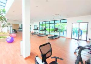 ein Fitnessstudio mit einem Haufen Trainingsräder darin. in der Unterkunft Cozy Ensuite, 1-4 Pax - GA6 in Shah Alam