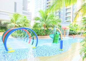 einen Pool mit Wasserrutsche in einem Resort in der Unterkunft Cozy Ensuite, 1-4 Pax - GA6 in Shah Alam