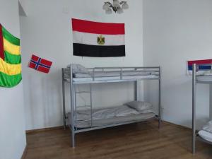 Cette chambre dispose de lits superposés et d'un drapeau mural. dans l'établissement Bucuresti Bucuresti Hostel, à Bucarest