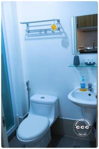 ein Badezimmer mit weißer Toilette und Waschbecken in der Unterkunft Cozy Chic Condotel Avida Towers Sucat in Manila + 7 Fotos