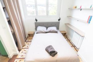uma pequena cama num quarto com uma janela em Le Station Angers - Gare - Hypercentre em Angers