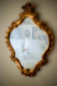 une réflexion sur une mariée dans un miroir dans l'établissement Chambre d'hôtes insolite lit rond B&B proche Avignon Orange - Château de Sienne Piscine Rivière, à Chusclan
