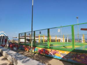 una gabbia di battuta in un parco con un campo da baseball di Milano Sabbiadoro a Lignano Sabbiadoro