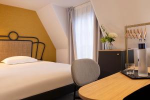 מיטה או מיטות בחדר ב-Hotel De Suez