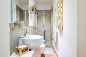 uma casa de banho com um WC e um lavatório em "Florence Cave Central Suite" - 5 min To Mandela Forum - 2 Bedrooms - Free Parking em Florença