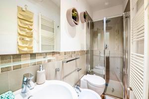 uma casa de banho com um lavatório, um WC e um chuveiro em "Florence Cave Central Suite" - 5 min To Mandela Forum - 2 Bedrooms - Free Parking em Florença