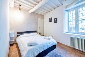 um quarto com uma cama e uma grande janela em "Florence Cave Central Suite" - 5 min To Mandela Forum - 2 Bedrooms - Free Parking em Florença