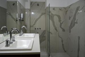 a bathroom with a sink and a shower at Hotel San Carlos in General Juan Madariaga