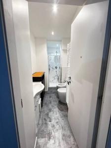 ein weißes Badezimmer mit Toilette und Waschbecken in der Unterkunft Casa Gabu in Turin