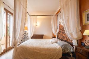 1 dormitorio con cama y ventana en Villa il Mandorlo by VacaVilla en Passignano sul Trasimeno