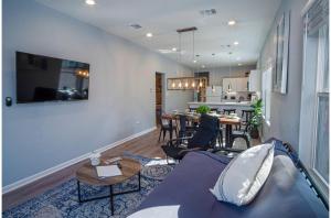 ein Wohnzimmer mit einem Sofa und einem Tisch in der Unterkunft Spectacular Brand New 4BR2.5BA Near DT Riverwalk in San Antonio