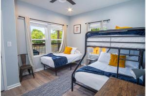 1 Schlafzimmer mit 2 Etagenbetten und einem Fenster in der Unterkunft Spectacular Brand New 4BR2.5BA Near DT Riverwalk in San Antonio
