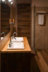 a bathroom with a sink and a shower at Hotel San Carlos in General Juan Madariaga