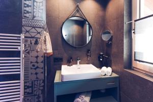 bagno con lavandino e specchio di Botango a Parcines