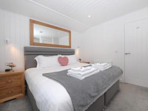 1 dormitorio con 1 cama con toallas en 1 bed in Langbank 73845, en Langbank