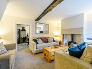 ein Wohnzimmer mit 2 Sofas und einem Tisch in der Unterkunft 3 bed in Cromford 78591 in Cromford