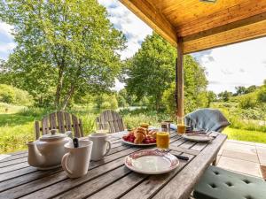 una mesa de madera con comida y bebida en el patio en 2 bed in Dorchester 75243 en Frampton