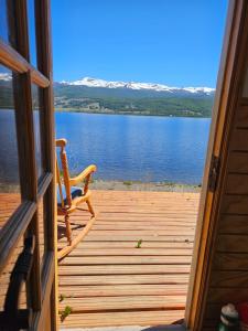 Habitación con porche con vistas al lago. en Hermosa cabaña con orilla de playa y tinaja en Lago Frío en Coihaique