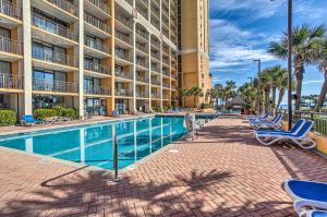 Bazén v ubytování Beachfront Condo with Balcony and Pool in Myrtle Beach nebo v jeho okolí
