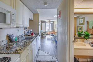 Kuchyň nebo kuchyňský kout v ubytování Beachfront Condo with Balcony and Pool in Myrtle Beach