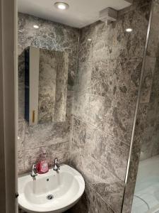 a bathroom with a sink and a shower at Newly refurbished - Near seafront - Retro games machine - Central Brighton - 1 bedroom apartment in Brighton & Hove