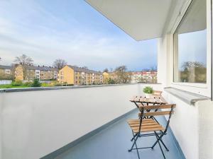 a chair sitting on a balcony with a window at Tolstov Apartments - Monteurwohnung - 2 Schlafzimmer - Küche - Balkon - Waschmaschine - 25 Min zur Messe DUS in Heiligenhaus