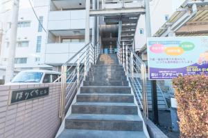 un conjunto de escaleras que conducen a un edificio en HARMONIA東京堀切403, en Tokio