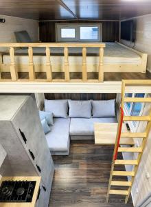 Palanda nebo palandy na pokoji v ubytování Tiny House Flexhome