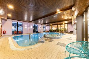 una grande piscina con due tavoli e due sedie di The Bank House at Scotland's Hotel a Pitlochry