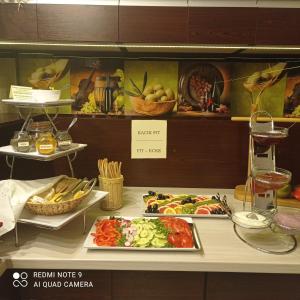 un buffet con diferentes tipos de comida expuestos en Hotel Cis en Świnoujście