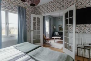 una camera con letto e un soggiorno di Haga Slott a Enköping