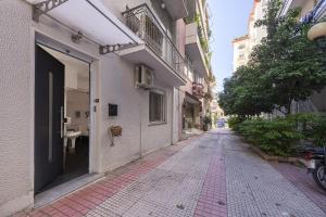 une rue vide dans une ruelle entre deux bâtiments dans l'établissement Charming Studio next to Kallimarmaro Stadium, à Athènes